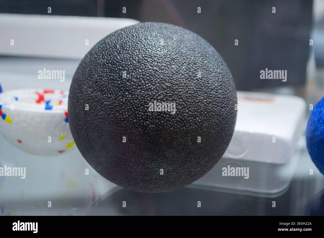 Ball zur myofaszialen Freisetzung Selbstmassage der Rücken-, Nacken-, Beine- und Fußmuskeln. Modell aus dichtem und leichtem EPP, expandiertem Polypropylen, Universalschaum. Neue moderne Industrietechnologien. Stockfoto