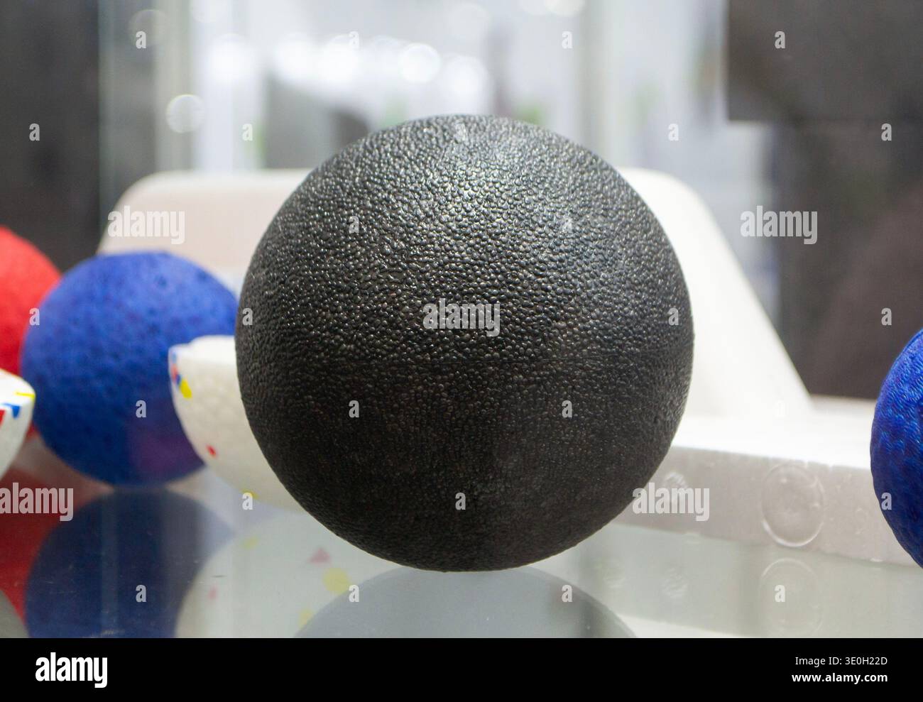Ball zur myofaszialen Freisetzung Selbstmassage der Rücken-, Nacken-, Beine- und Fußmuskeln. Modell aus dichtem und leichtem EPP, expandiertem Polypropylen, Universalschaum. Neue moderne Industrietechnologien. Stockfoto