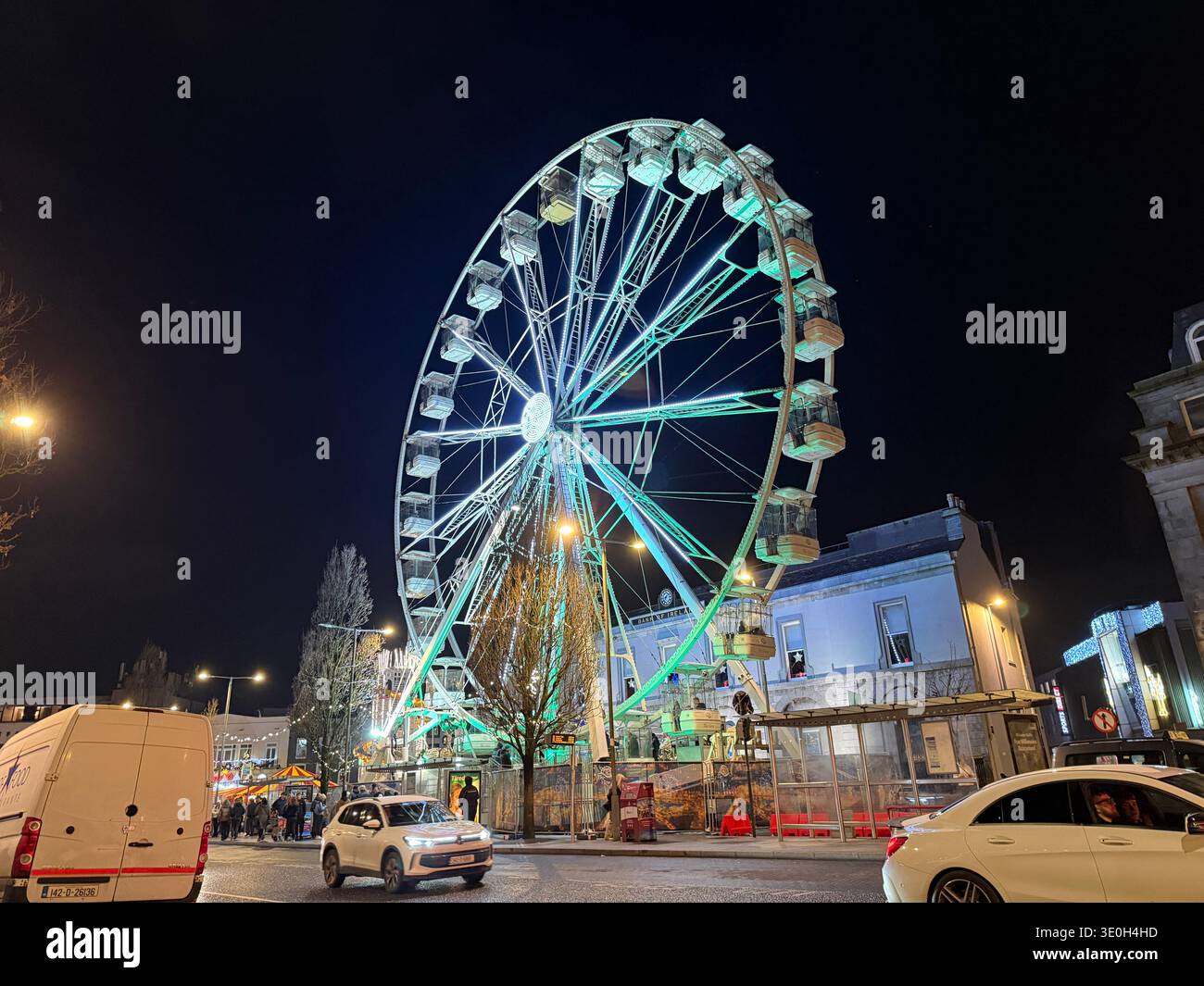 Blick auf das Riesenrad auf dem Weihnachtsmarkt in Galway, Irland 2025 Stockfoto