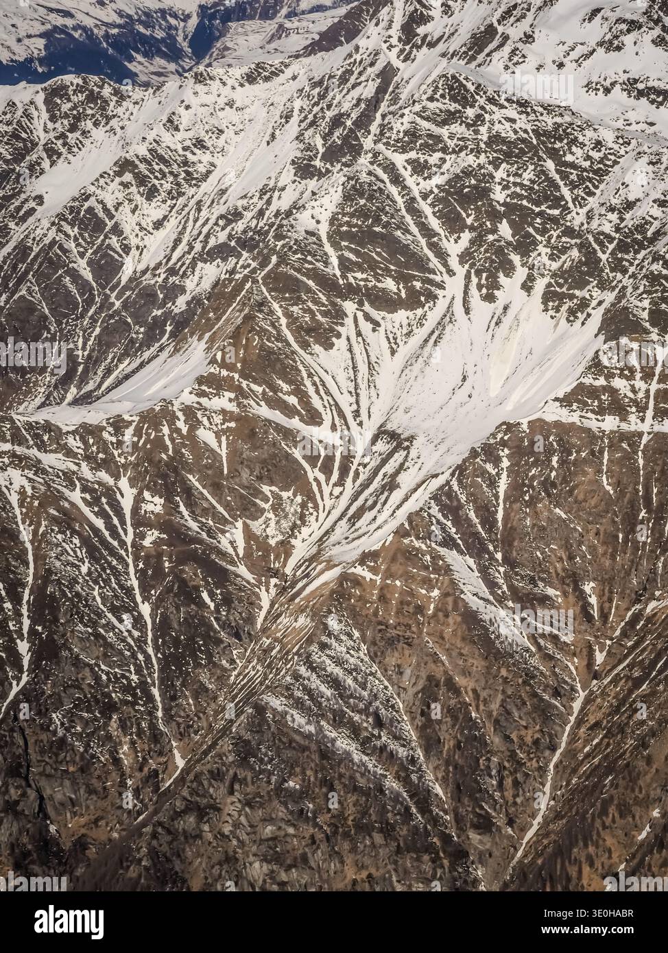 Diese erstaunlichen Schneelinien unweit des Gotthard-Massivs fielen bei einem frühen Morgenflug vom Bergell in die Jungfrau-Region deutlich hervor. Stockfoto