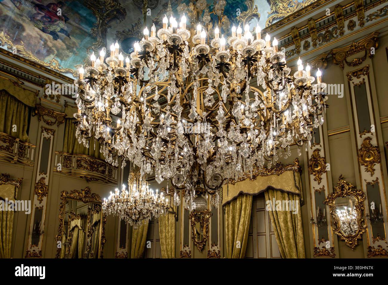 Großer Ballsaal des Real Casino de Murcia, Spanien, mit opulentem neobarockem Dekor, Blattgold-Akzenten und massiven Kronleuchtern aus Baccarat-Kristall. Stockfoto