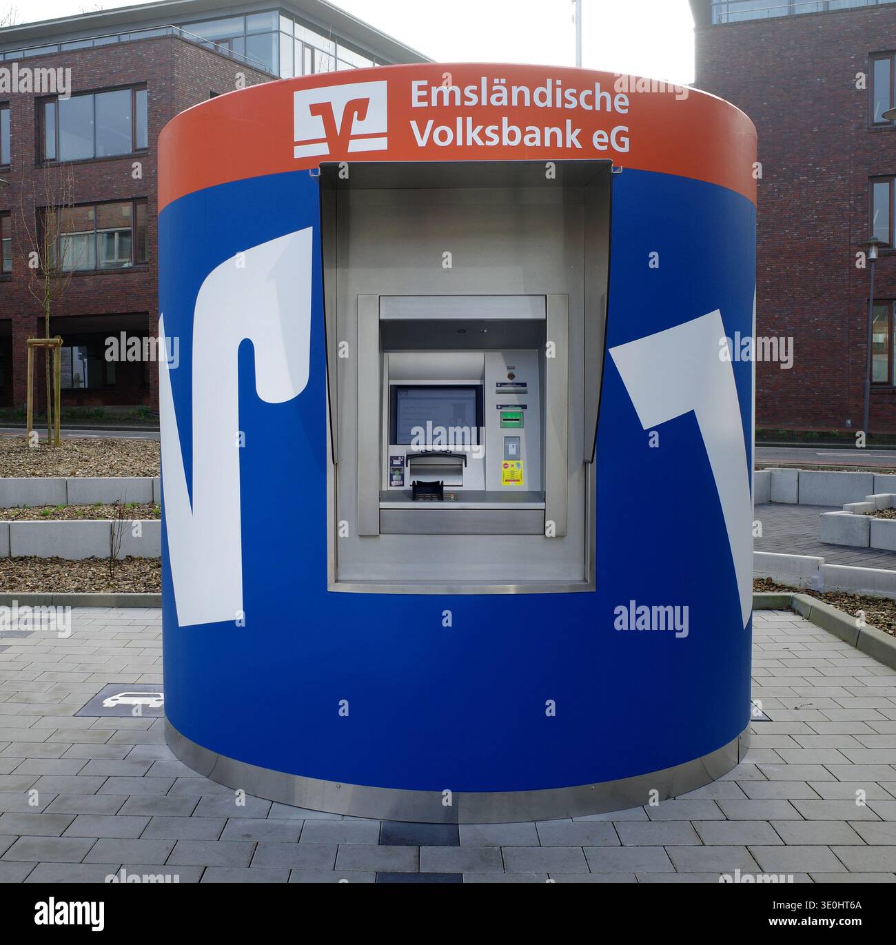 Meppen, Deutschland - 8. März 2026 Ein Geldautomat in einem großen Pol von der Emsländischen Volksbank EG Stockfoto