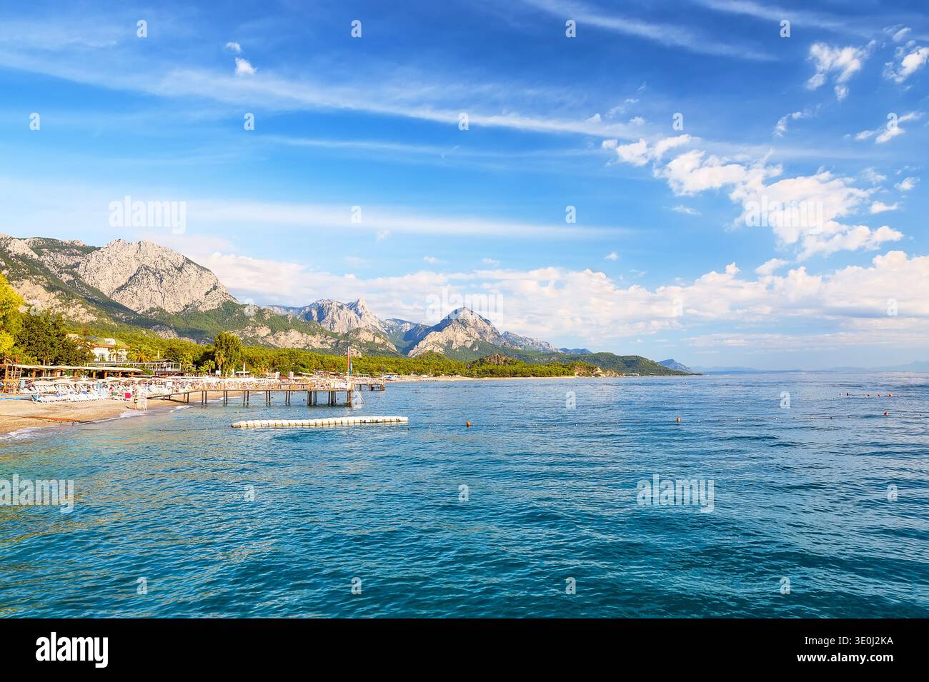 Malerischer Blick auf die Mittelmeerküste in Kemer, Türkei, mit türkisfarbenem Wasser, Berglandschaft und sonniger Sommeratmosphäre. Beliebtes Reiseziel Stockfoto