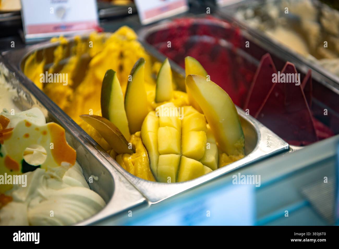 Obsteis in einem modernen Eiscafé auf der Straße in Barcelona, Spanien Stockfoto