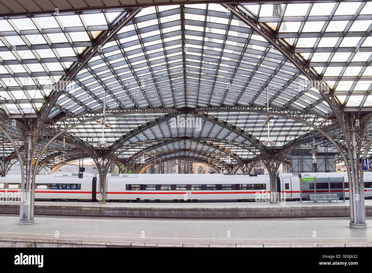Köln, Deutschland, 14. Mai 2018. Blick auf den Kölner Hauptbahnhof, mit dem Kölner Dom im Hintergrund. Quelle: Vuk Valcic/Alamy Stockfoto