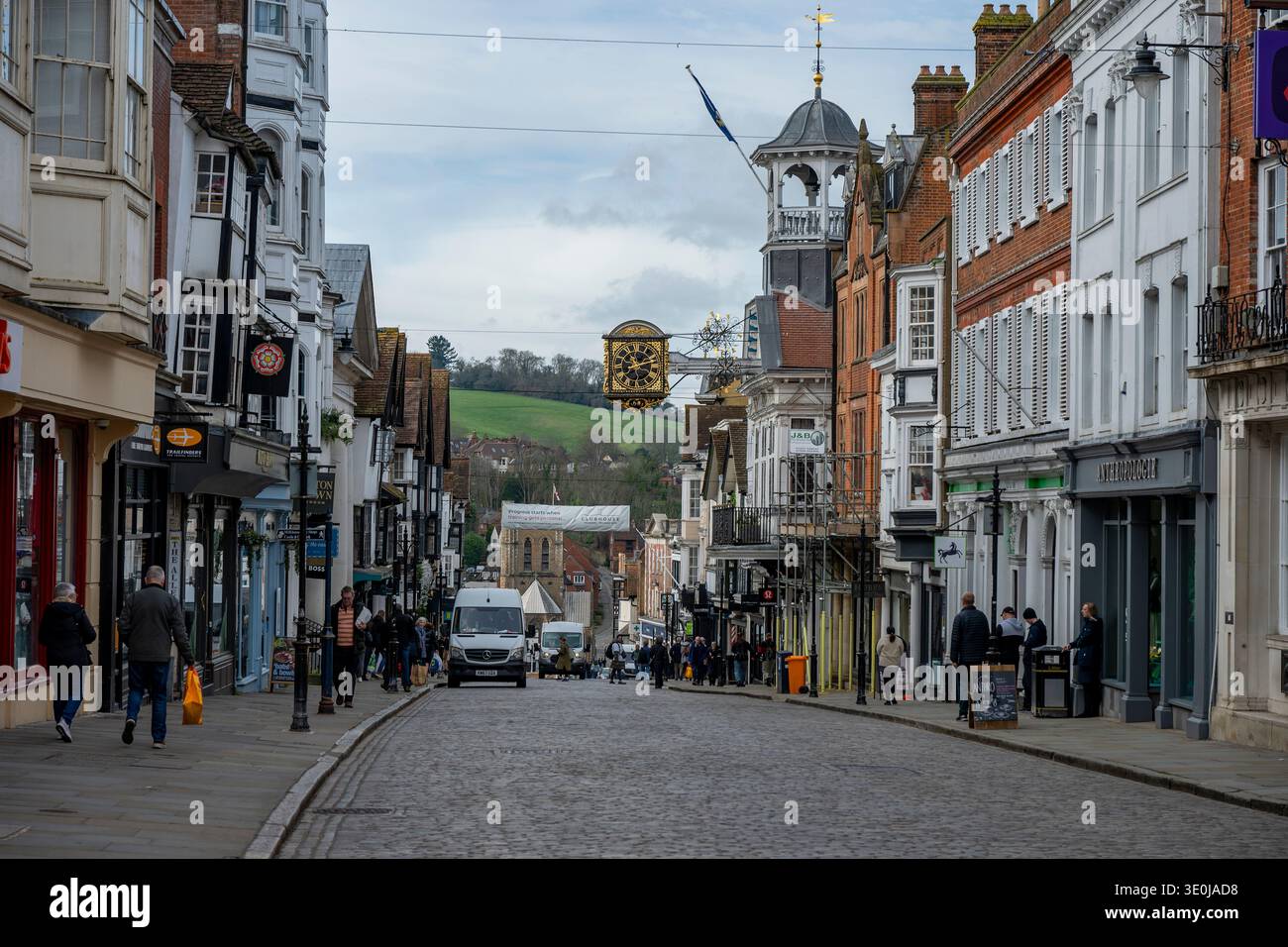 Die historische Kopfsteinpflasterstraße im Stadtzentrum von Guildford, Surrey, England, Großbritannien Stockfoto