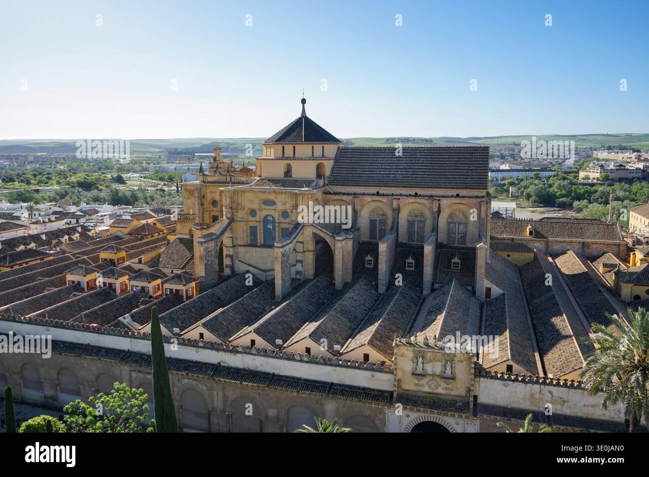 Blick auf die Mezquita-Catedral de Córdoba vom Glockenturm in Cordoba, Spanien Stockfoto