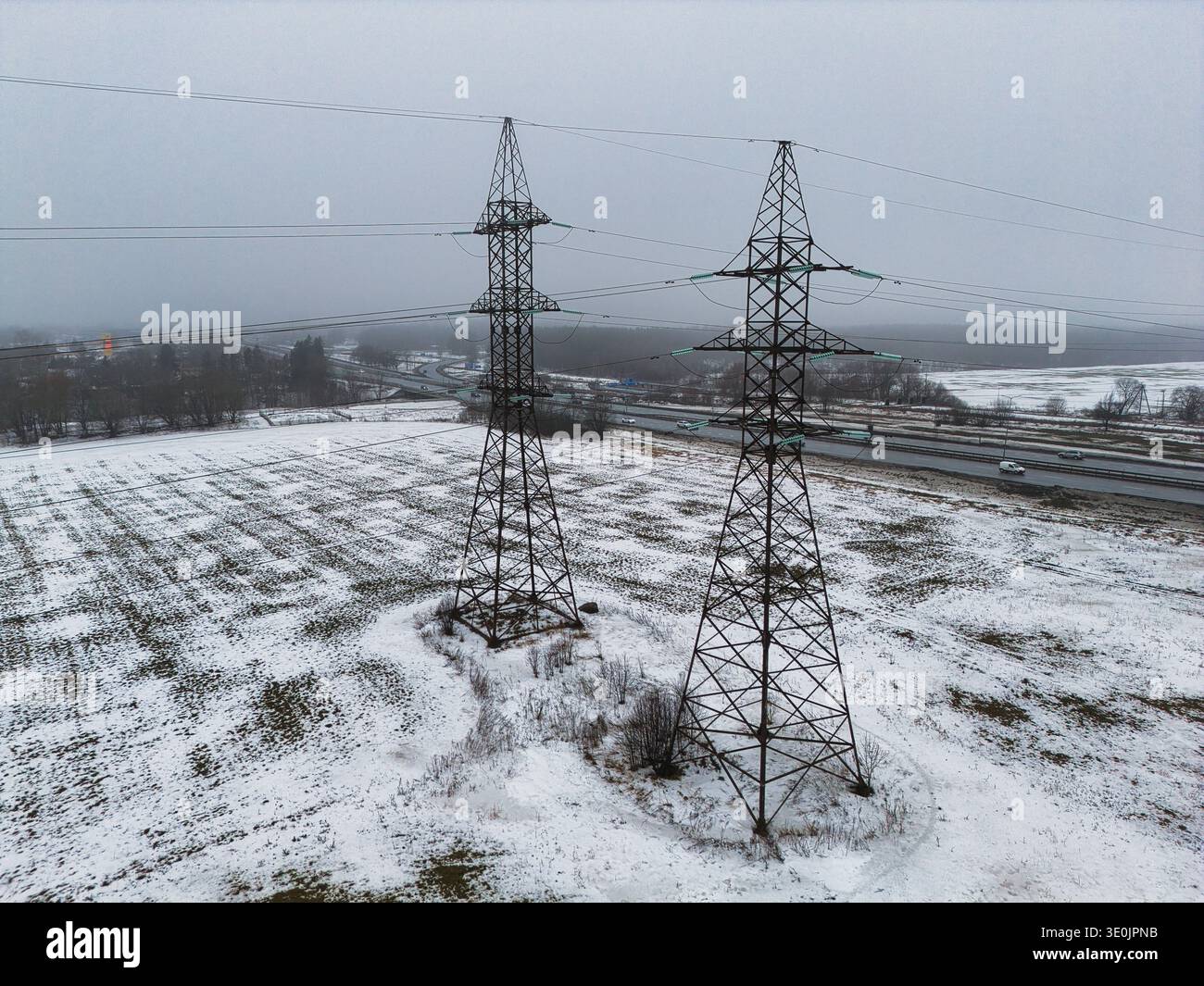 Drohnenansicht Hochspannungs-Strommasten in der Winterlandschaft, Tallinn Stockfoto
