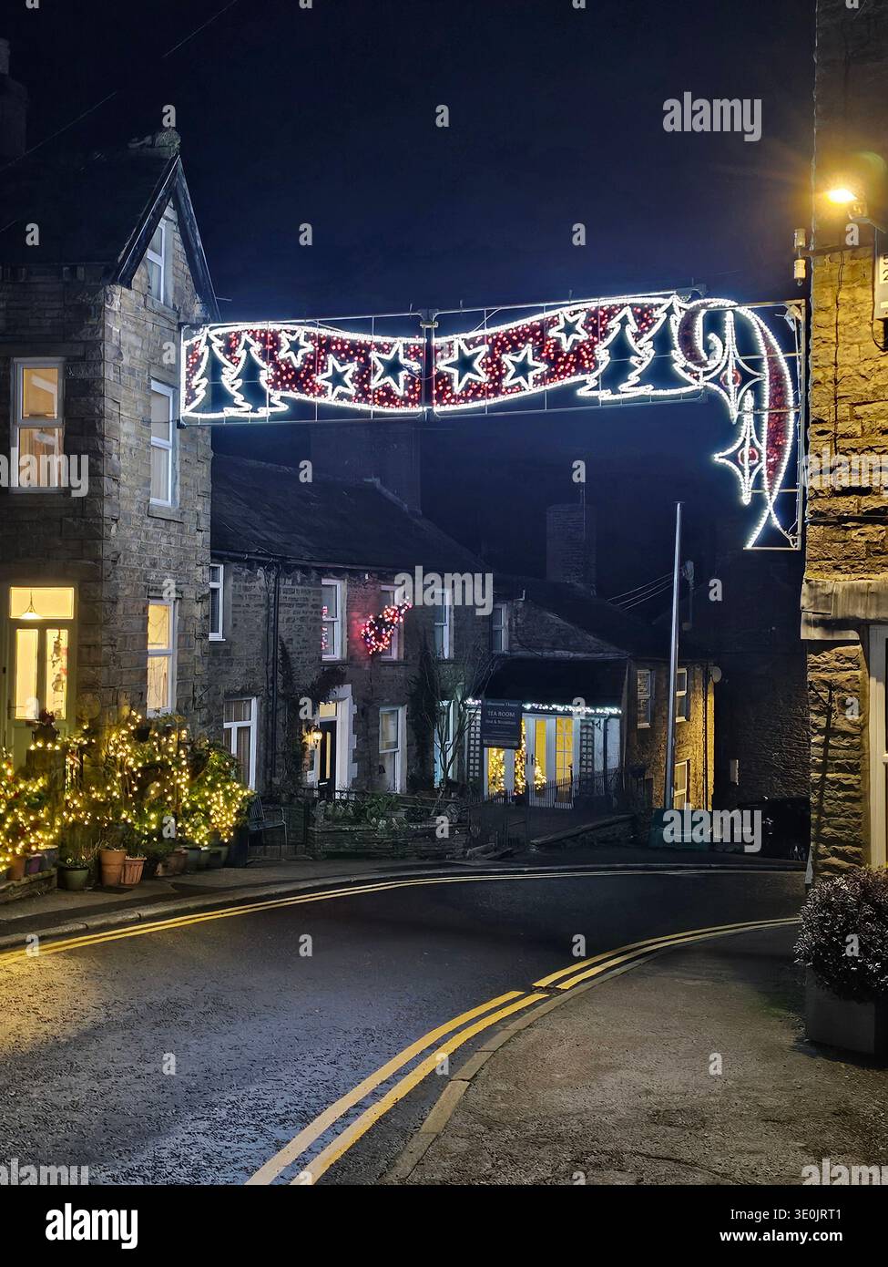 Hawes Christmas Lights, Wensleydale, North Yorkshire. Die geschäftige Marktstadt sieht im Dezember festlich aus. - Smartphone-aufgenommenes Stockfoto