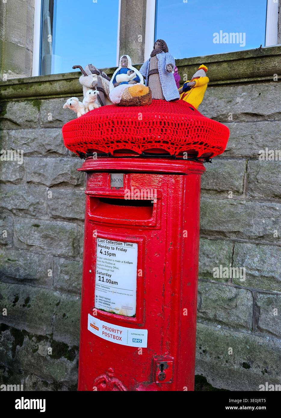 Hawes Christmas, Market Square, Wensleydale, North Yorkshire. Die geschäftige Marktstadt sieht im Dezember festlich aus. Stockfoto