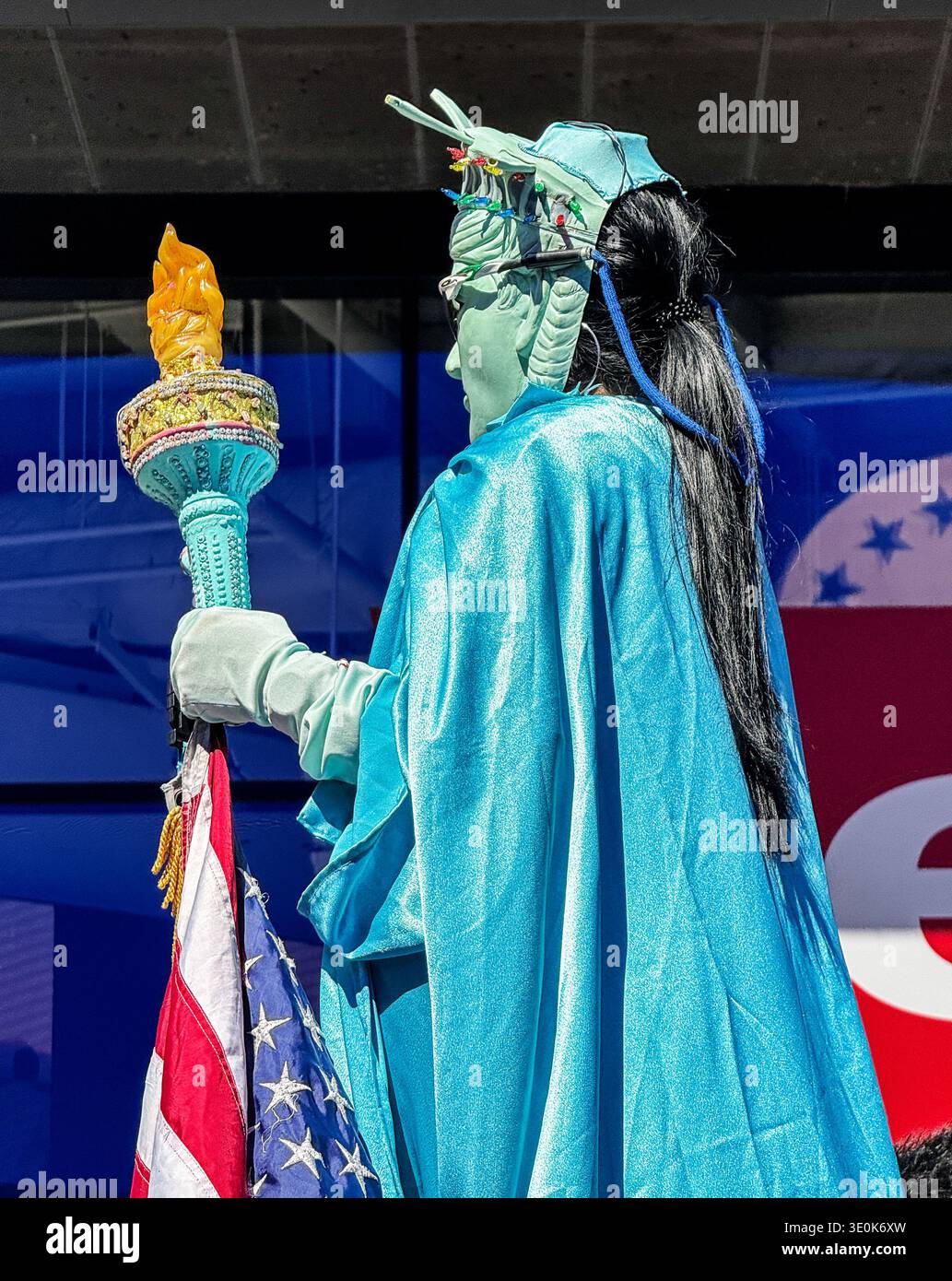 NEW YORK, NEW YORK - 24. APRIL 2025: Ein anonymer Straßenverkehrer am New Yorker Time Square trägt ein Kostüm der Freiheitsstatue. Stockfoto