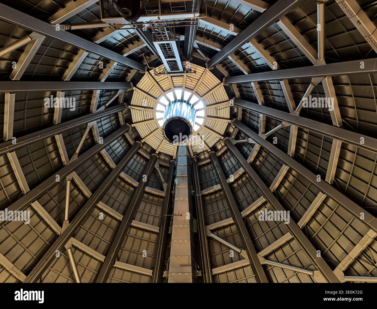 TACOMA, WASHINGTON - 3. MAI 2025: Blick auf den oculus des Hot Shops im Museum of Glass in Tacoma, Washington. Es wurde entworfen Stockfoto