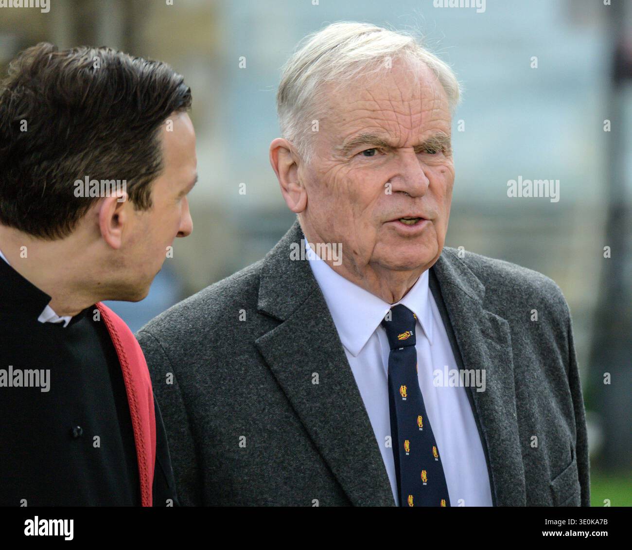 Jeffrey Archer / Baron Archer of Weston-super-Mare verlässt eine Gedenkfeier für Norman Tebbit in der St Margaret’s Church Westminster, 2. März 2026 Stockfoto