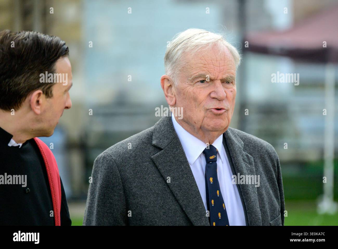 Jeffrey Archer / Baron Archer of Weston-super-Mare verlässt eine Gedenkfeier für Norman Tebbit in der St Margaret’s Church Westminster, 2. März 2026 Stockfoto