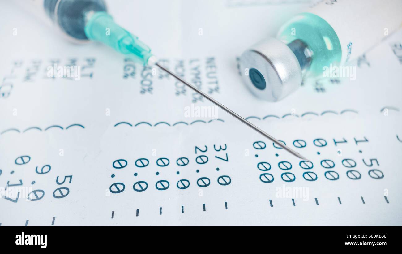 Medizinische Spritze und Impffläschchen über Blut Testergebnisse Dokument, Konzept der Impfung, Krankheitsprävention und Gesundheitsdiagnostik Stockfoto