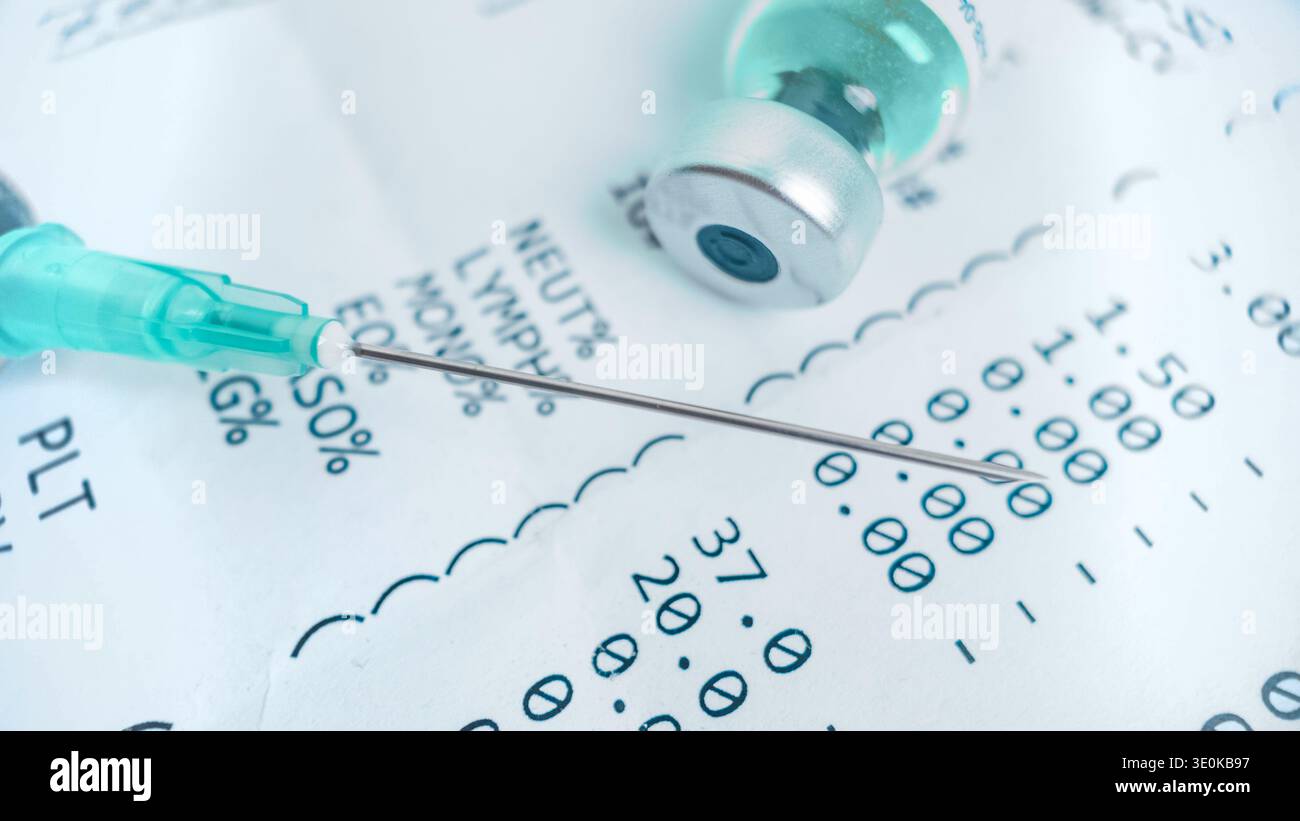 Medizinische Spritze und Impfstofffläschchen auf Bluttestlaborbericht platziert, Konzept der Impfung, medizinische Forschung und Gesundheitsdiagnostik Stockfoto