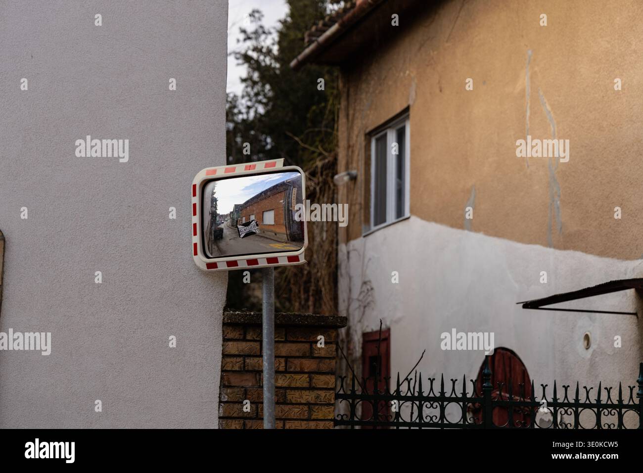 Straßenspiegel Reflektiert Die Enge Wohnallee Stockfoto