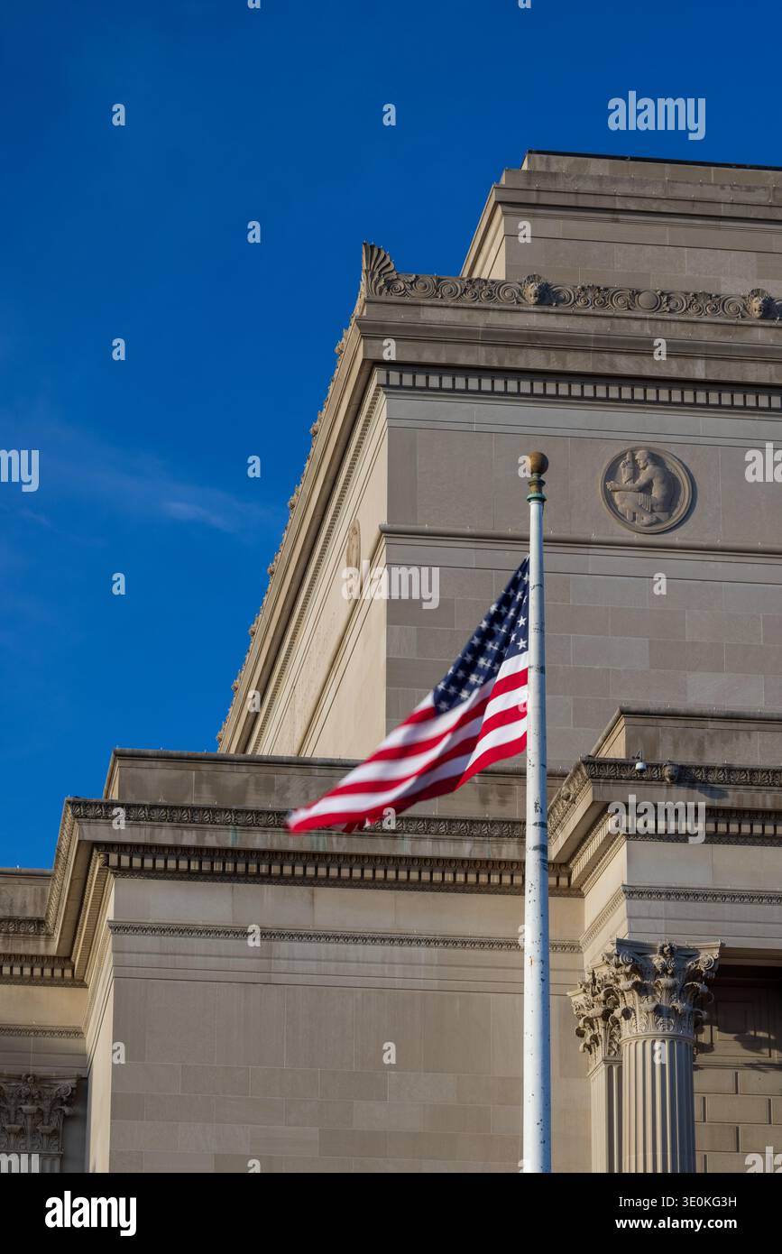 Amerikanische Flagge und die Außenecke des National Archives Building, Washington, D.C. Stockfoto
