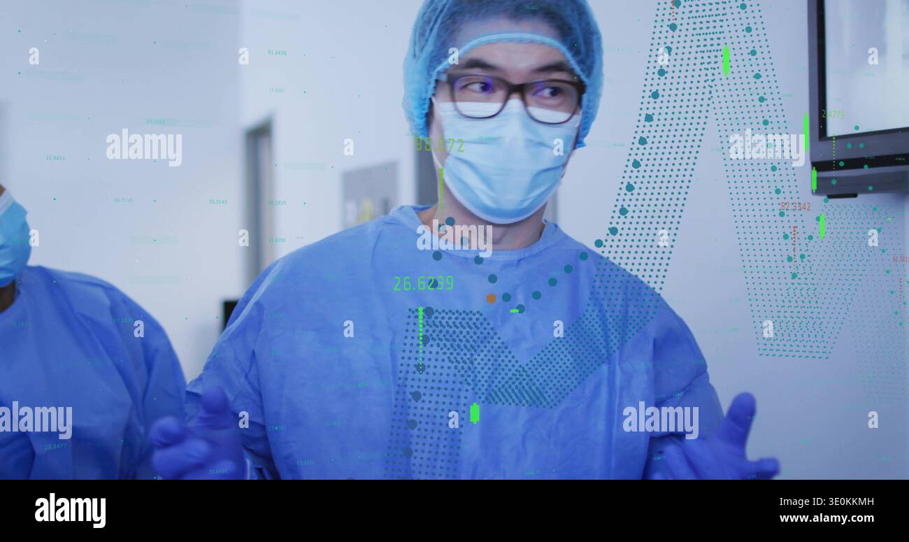 Stehender Arzt in blauem Kleid, Mütze, Maske, Handschuhe, Brille in ODER Anzeige des Monitors mit Überlagerungen Stockfoto