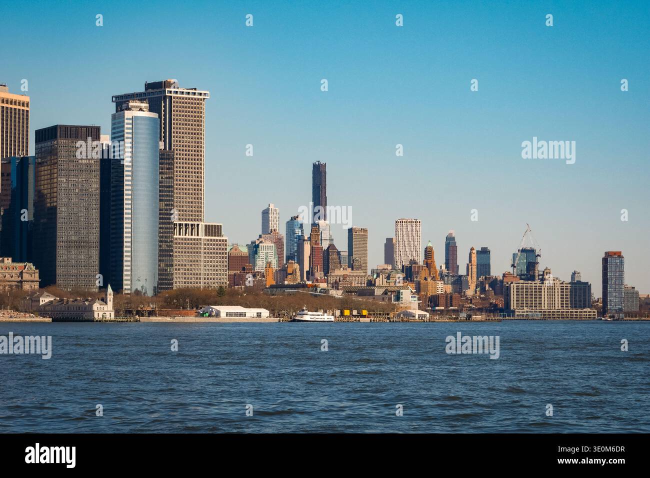 Jersey City, New Jersey, USA – 9. März 2026: Blick auf den Battery Park und Brooklyn über den Hudson River vom Liberty State Park. Stockfoto