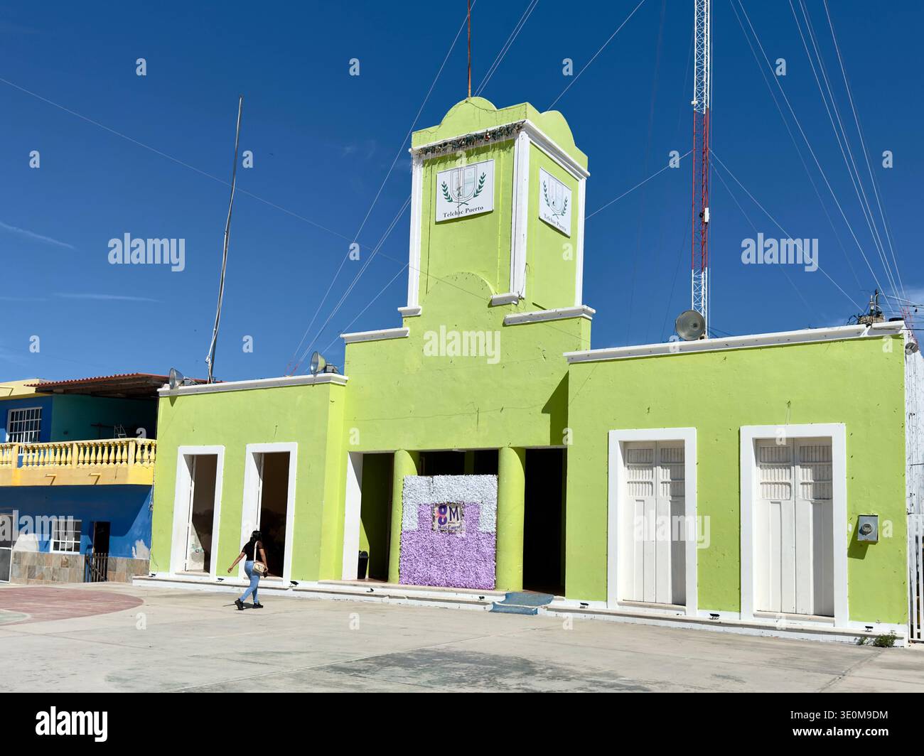 Rathaus in der kleinen Küstenstadt Telchac Puerto, Yucatan, Mexiko - Smartphone-aufgenommenes Stockfoto