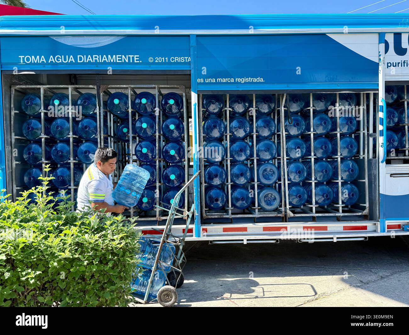 Trinkwasser-Lieferwagen für Haushalte und Geschäfte in Mérida, Yucatán, Mexiko - Smartphone-aufgenommenes Stockfoto