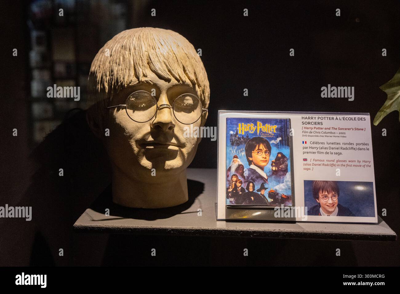 Lyon, Frankreich - 7. Januar 24: Filmrequisite mit runden Gläsern und Filminformationen in einer Museumsvorstellung im Musée Cinéma et Miniature in Lyon. Stockfoto