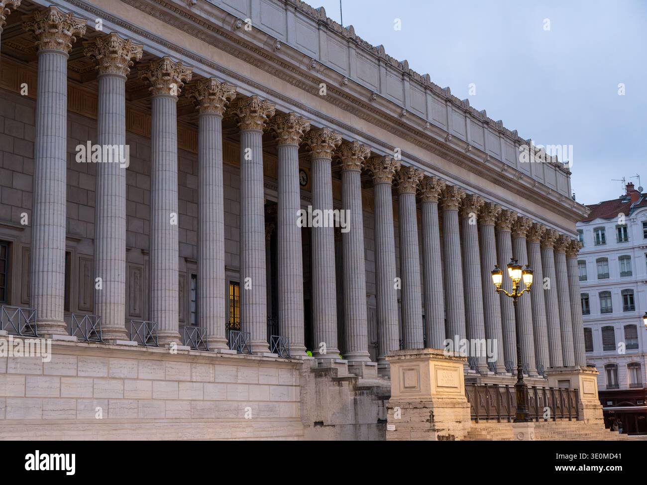 Außenansicht des Gerichtsgebäudes Palais de Justice mit neoklassischen Säulen in Lyon, Frankreich. Stockfoto