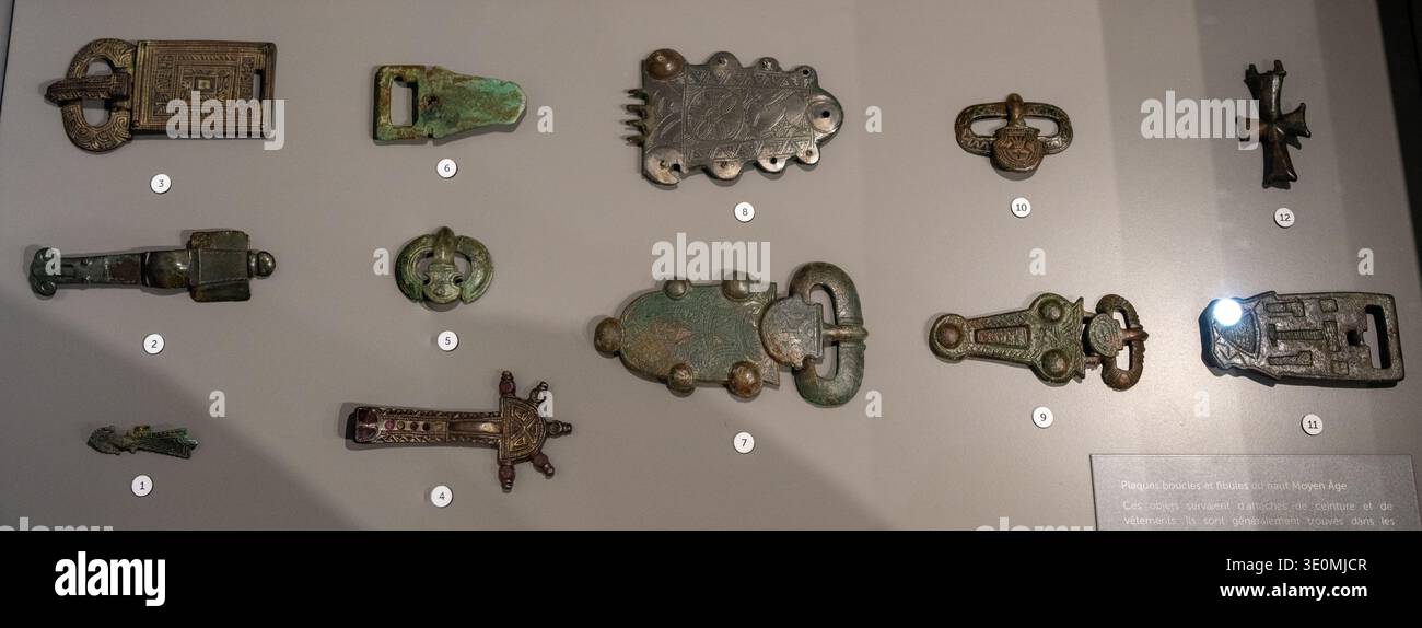 Nimes, Frankreich - 6. Januar 26: Auswahl an Metallschnallen, -Verschlüssen und -Fibeln in einem Museumskoffer im Musée de la Romanité in Nîmes, Occitanie, Fran Stockfoto