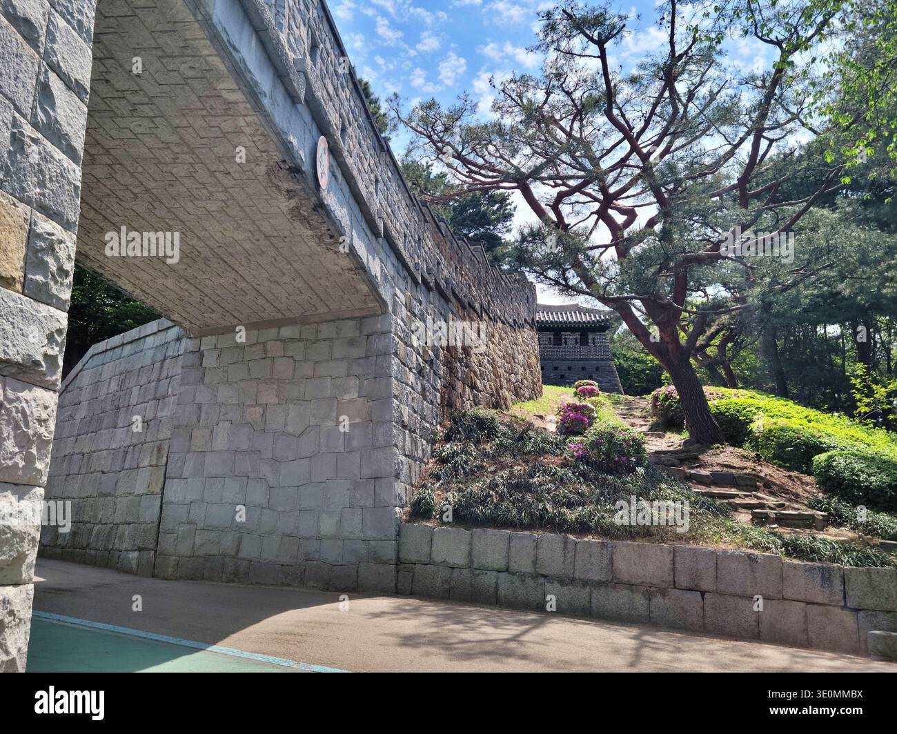 Suwon Südkorea 23. April 2024 UNESCO vor dem Eingang der *'Seoporu'* Festung Suwon Hwaseong Fortress Wall Trail Stockfoto