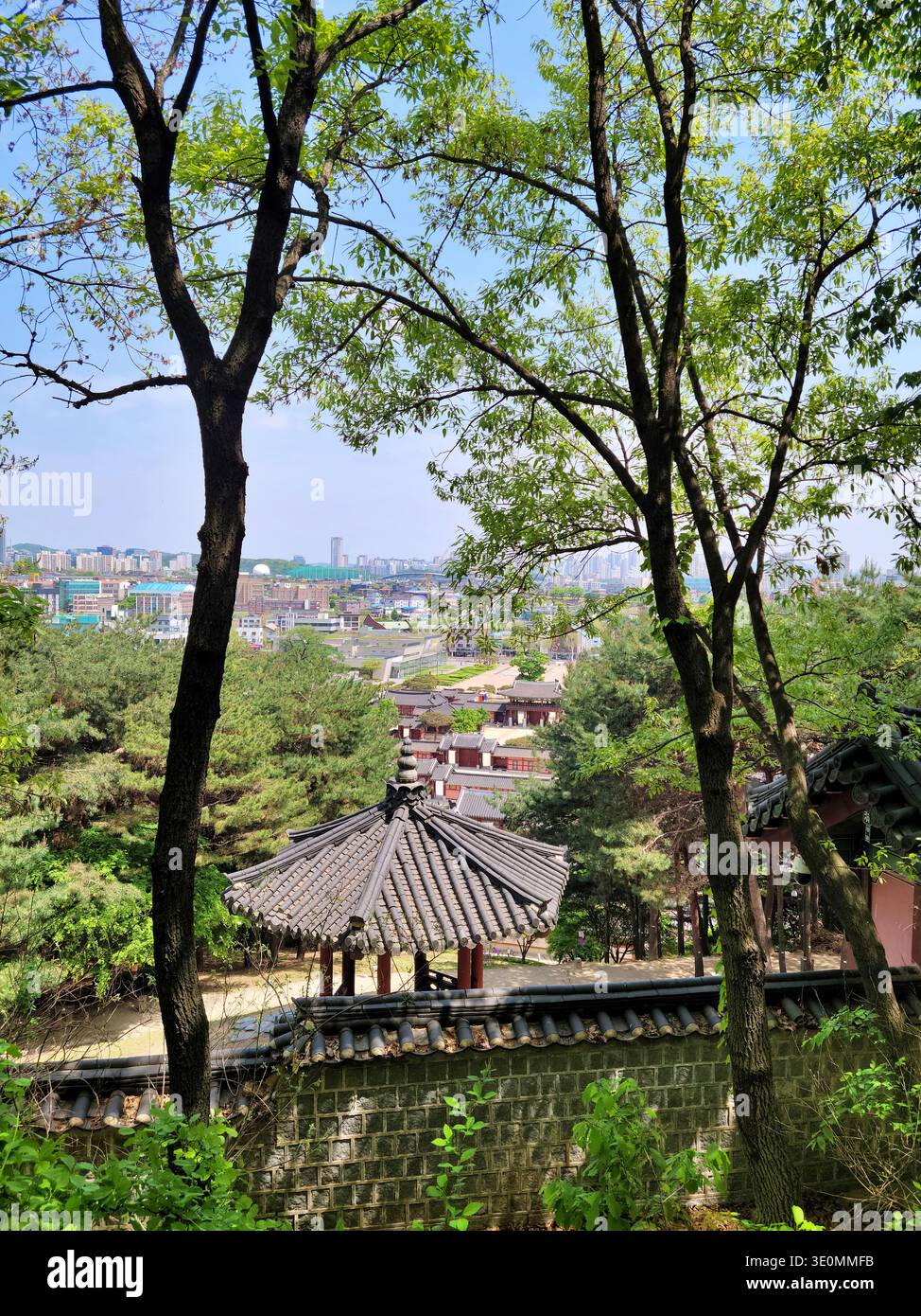 Suwon Südkorea 23. April 2024 UNESCO „Mirohanjeong“ „Hwaseong Haenggung – temporärer Palast an der Hwaseong Festung“ Suwon Hwaseong Fortress Wall Trail Stockfoto