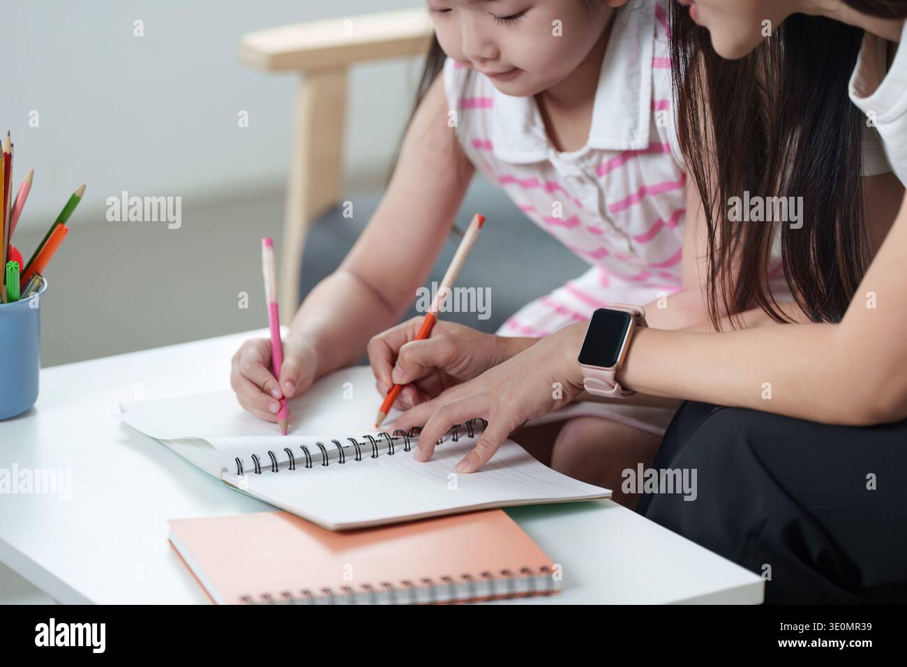 Kreativ lernen Mutter und Tochter zeichnen zusammen Stockfoto