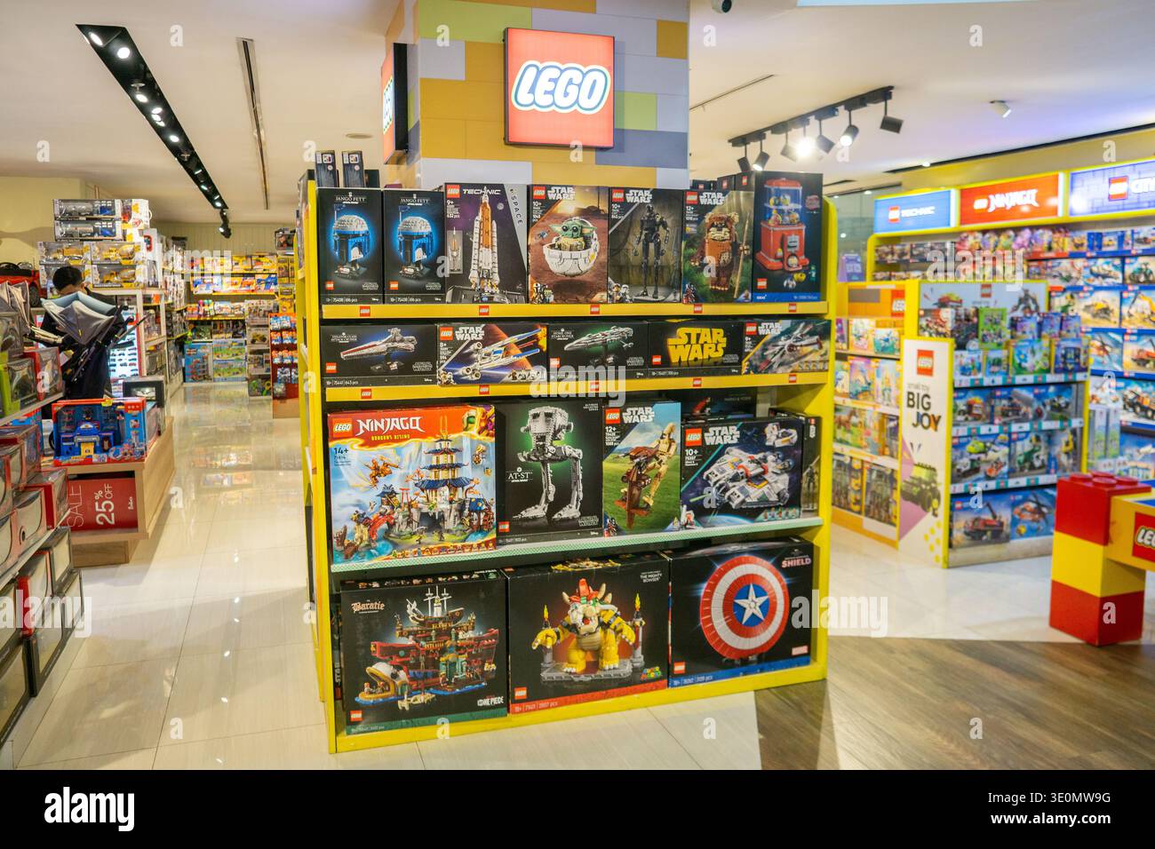 Ein gut sortiertes LEGO-Geschäft in einem Spielwarenladen mit Star Wars, Super Mario und Ninjago Sets. Hell beleuchtete Regale in einem modernen Einkaufszentrum. Stockfoto