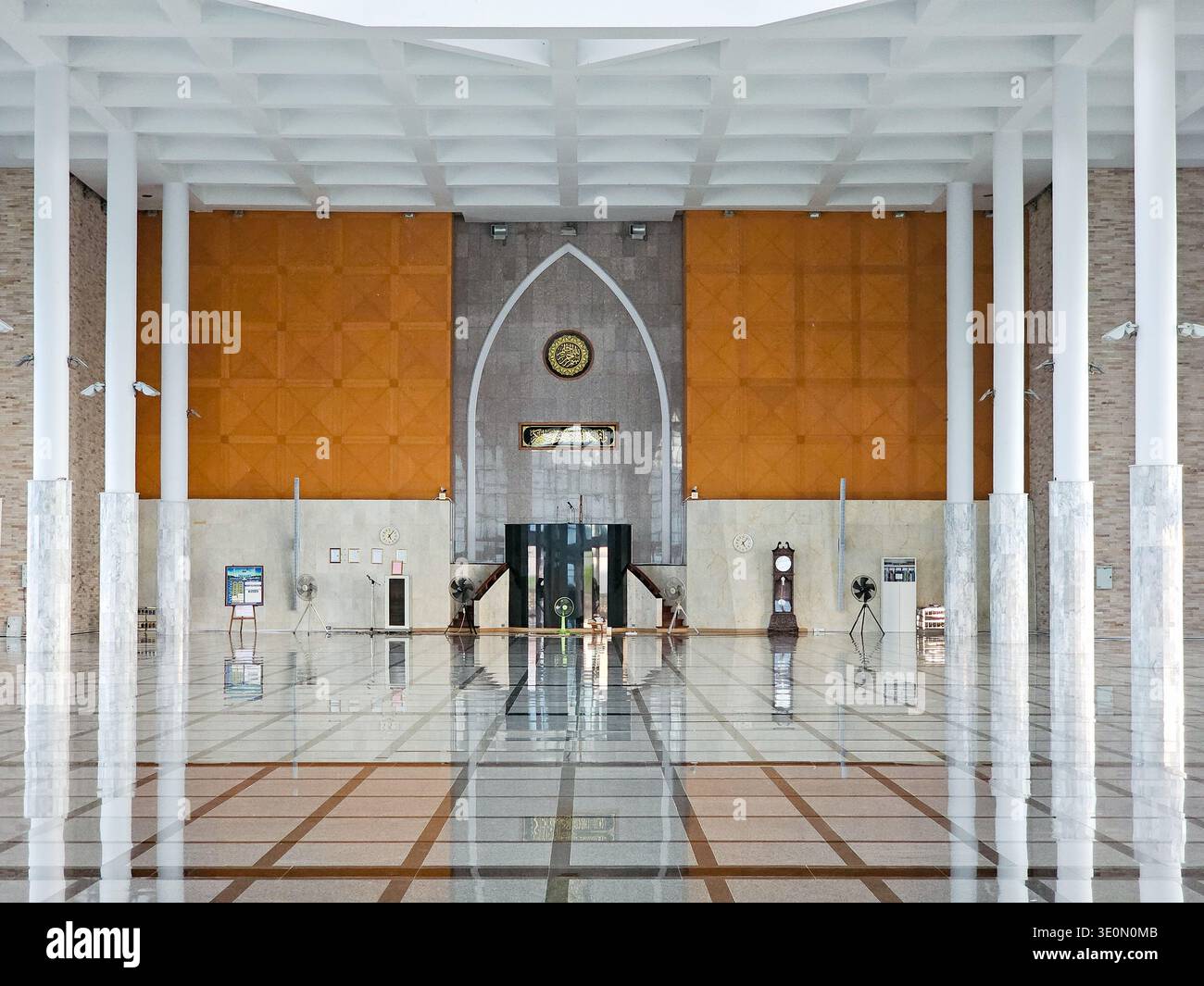 Innenraum der Zentralmoschee von Songkhla (Taj Mahal von Thailand) mit moderner islamischer Architektur, weißen Säulen und einer Decke mit Gittermuster. Stockfoto