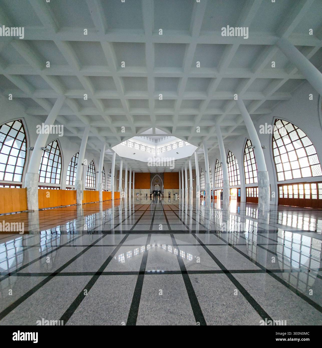 Innenraum der Zentralmoschee von Songkhla (Taj Mahal von Thailand) mit moderner islamischer Architektur, weißen Säulen und einer Decke mit Gittermuster. Stockfoto