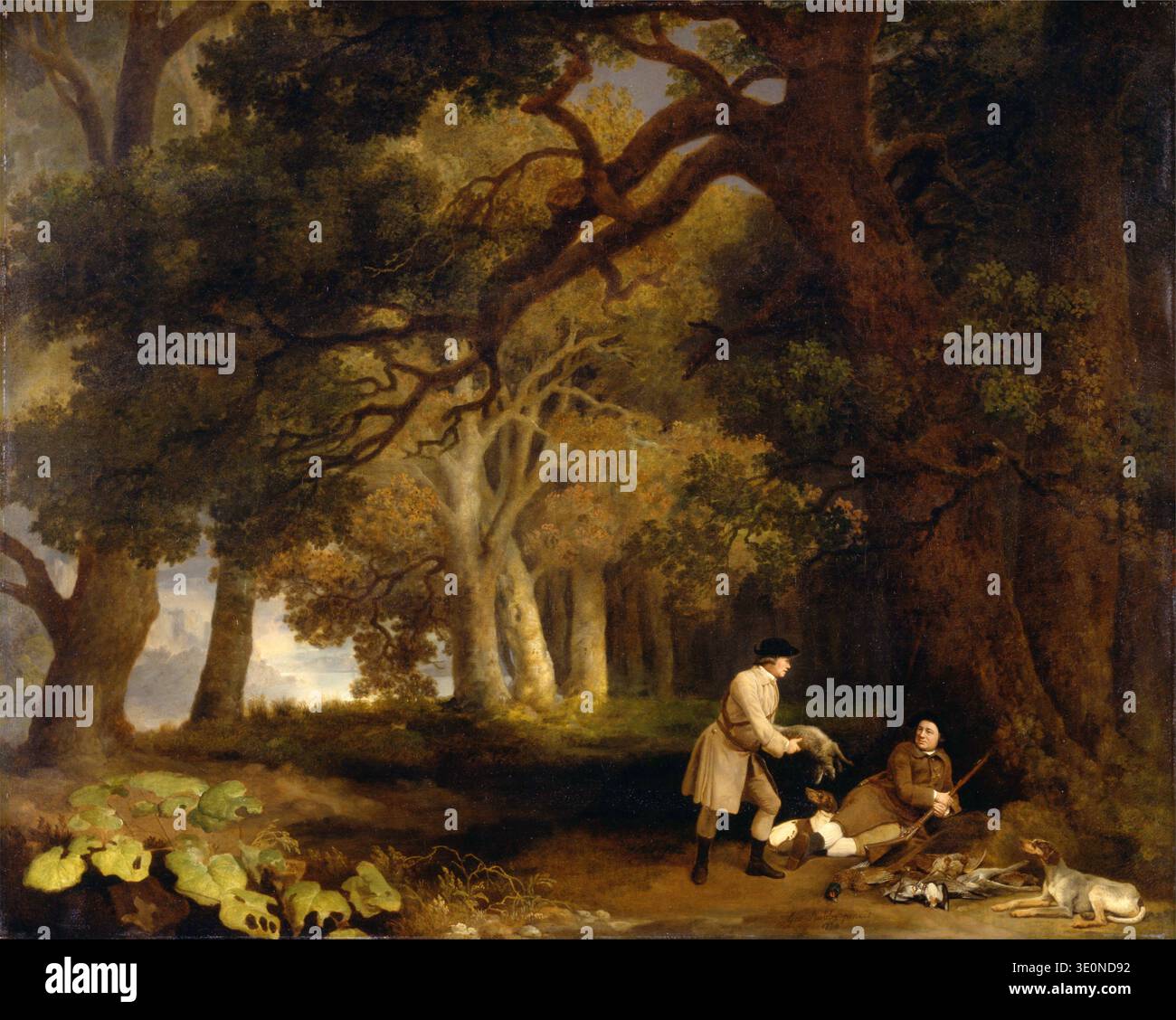 Dieses Ölgemälde von George Stubbs aus dem Jahr 1770 mit dem Titel „Eine Ruhe nach dem Schießen“ zeigt zwei Jäger und ihre Hunde, die sich in einem dichten Wald ausruhen. Ein Jäger hält einen Vogel in der Hand, während der andere an einem großen Baum sitzt, umgeben von ihrer Jagdbeute, darunter mehrere Vögel und ein Gewehr. Das Kunstwerk spiegelt die englische Sportszene des 18. Jahrhunderts wider. Stockfoto
