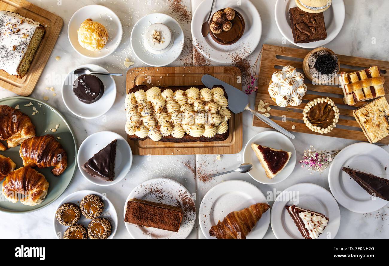 Verschiedene Desserts, Gebäck und Kuchen auf einem weißen Tisch Stockfoto