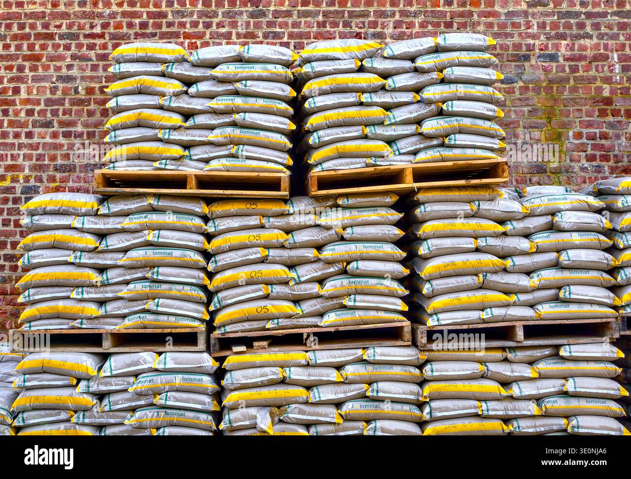 Großer Stapel Säcke mit Bausand, geliefert von Lommat - Saint-Gilles, Brüssel, Belgien. Stockfoto