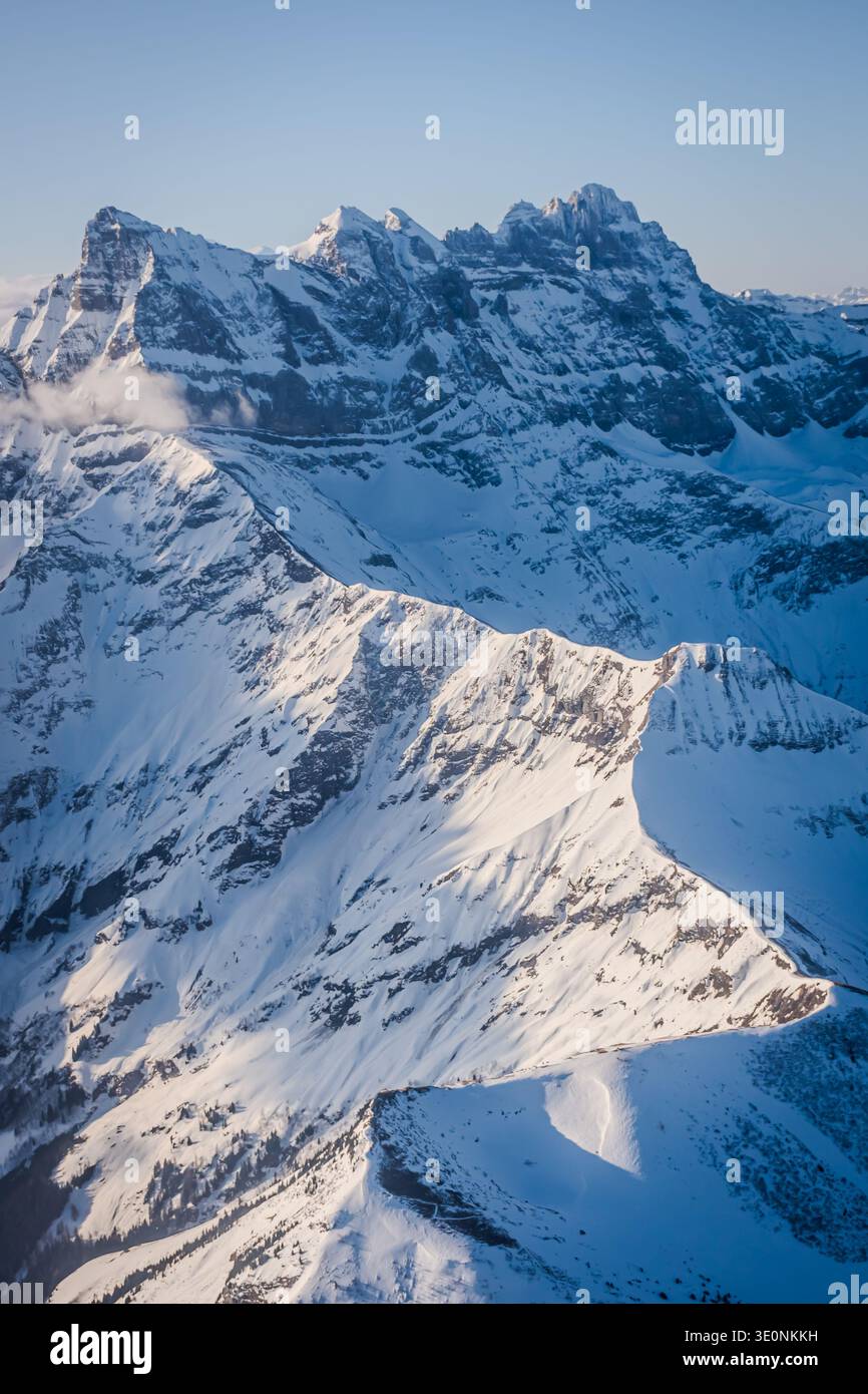 Die Dents du Midi sind 3 km lang, in den Chablais-Alpen, Kanton Wallis, Schweiz. Die sieben Gipfel und die benachbarten Gipfel sind sehr landschaftlich reizvoll. Stockfoto
