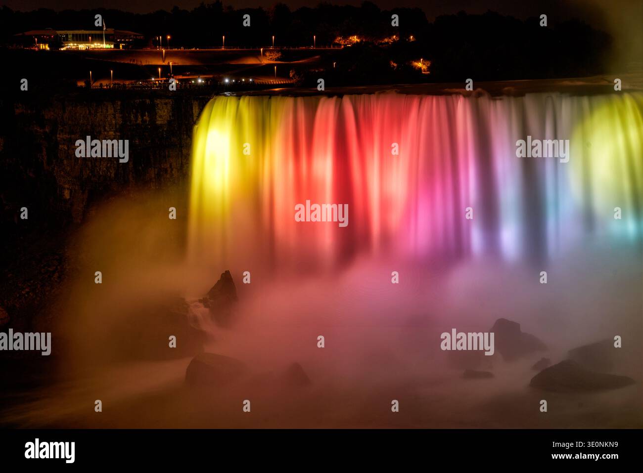 Niagarafälle, Kanada, leuchten bei Nacht mit leuchtenden Lichtern und faszinieren Touristen, die sich auf der Aussichtsplattform versammelten, um eine spektakuläre Aussicht zu genießen. Stockfoto