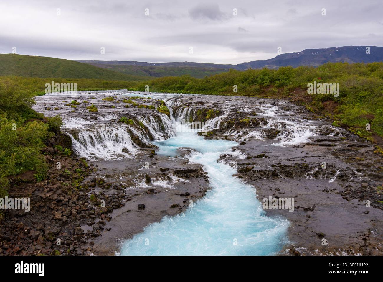 Brúarfoss Wasserfall in Island, bekannt für sein markantes, türkisfarbenes Wasser. Ein beliebter Touristenstopp auf Islands Golden Circle Route. Stockfoto