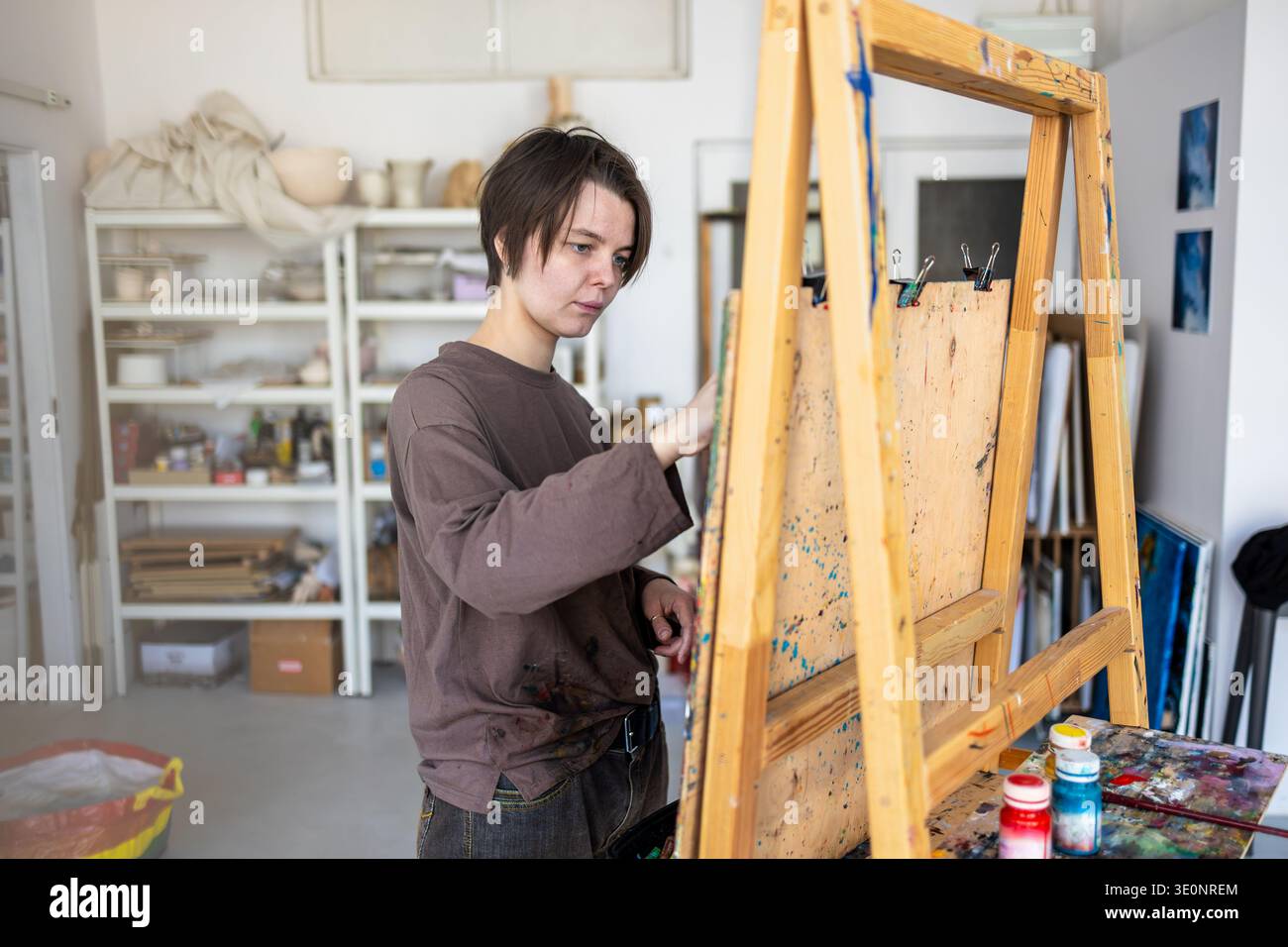 Künstlerin im Atelier malen Stockfoto