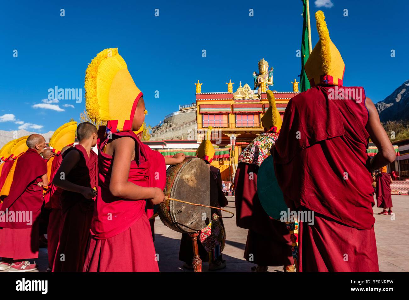 Mönche des Gelugpa-Ordens führen während des Diskit Gustor Festivals einen synchronisierten Cham-Tanz in kunstvollen Kostümen auf. Stockfoto
