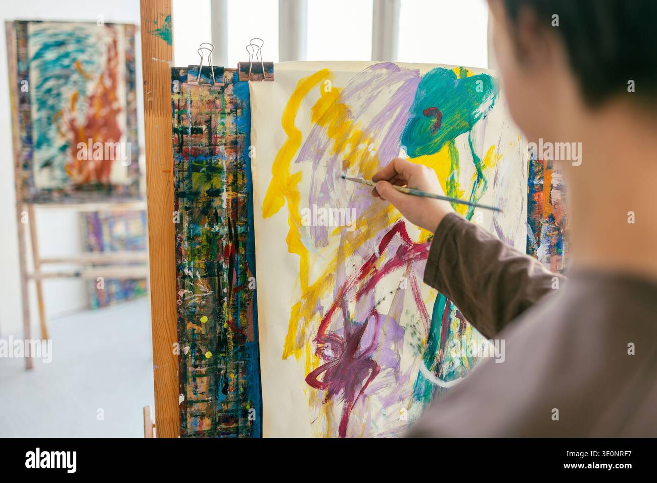 Künstlerin im Atelier malen Stockfoto