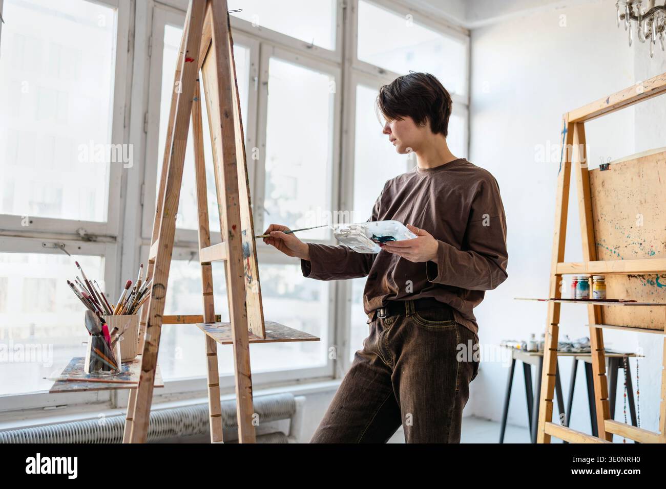 Künstlerin im Atelier malen Stockfoto