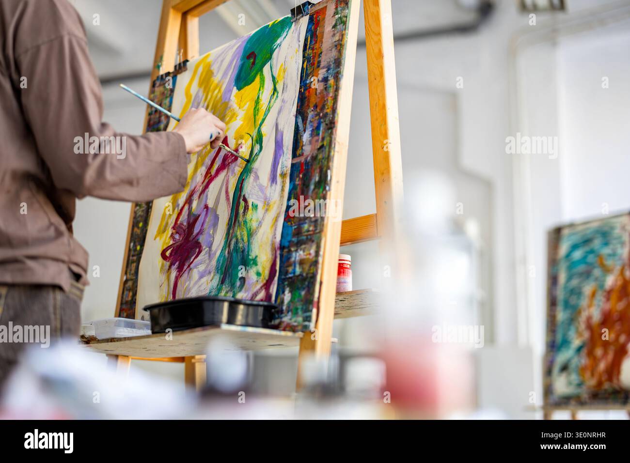 Künstlerin im Atelier malen Stockfoto