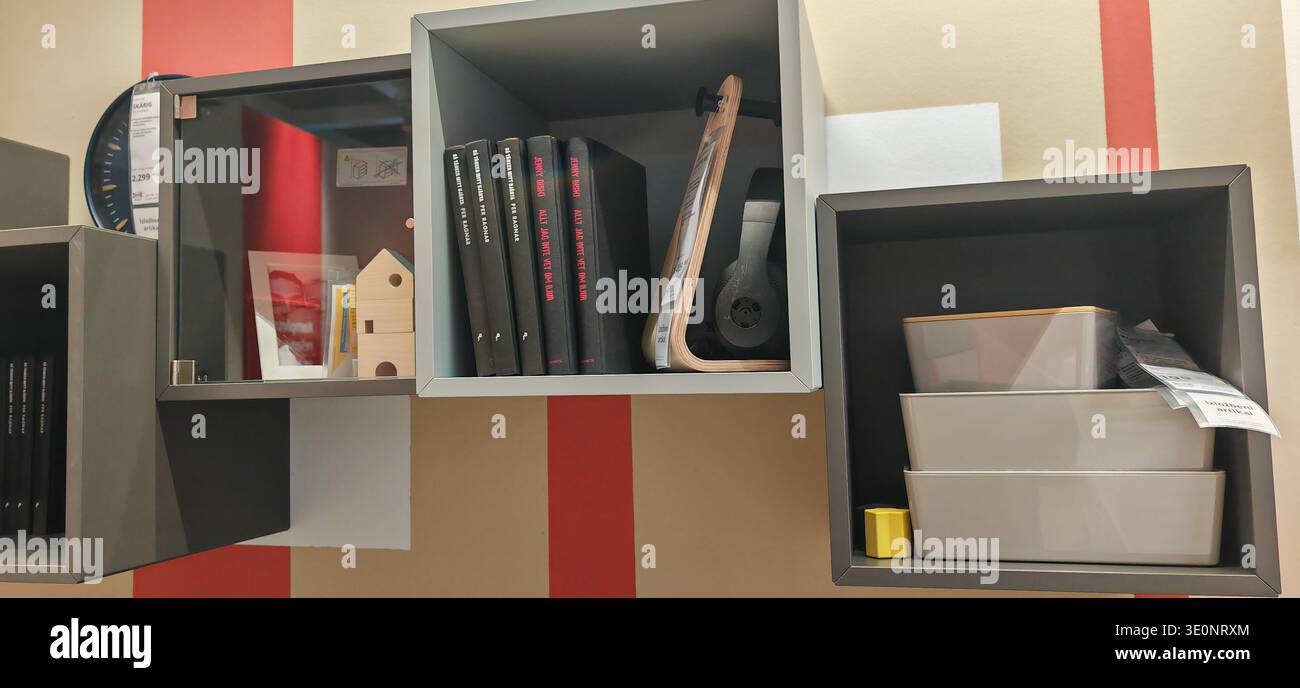 Skarg Moderne Wandregale Bücher Uhrenaufbewahrung Stockfoto