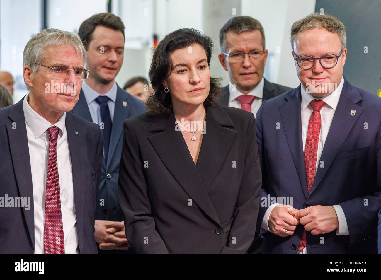 Von links: Prof. Holger Hanselka Präsident der Fraunhofer-Gesellschaft, Johann Waschnewski CDU, Landrat Saale-Holzland-Kreis, Dorothee Bär CSU, Bundesministerin für Forschung, Technologie und Raumfahrt, Prof. Ingolf Voigt Stellvertretender Institutsleiter IKTS, Mario Voigt CDU, Ministerpräsident, 10.03.2026, Hermsdorf Deutschland, Bundesministerin Dorothee Bär besucht Fraunhofer IKTS in Hermsdorf *** von links Prof Holger Hanselka Präsident der Fraunhofer Gesellschaft , Johann Waschnewski CDU, Landrat Saale Holzland Kreis , Dorothee Bär CSU, Bundesforschungsministerin Tec Stockfoto