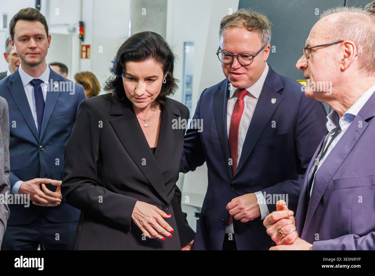 Von links: Johann Waschnewski CDU, Landrat Saale-Holzland-Kreis, Dorothee Bär CSU, Bundesministerin für Forschung, Technologie und Raumfahrt, Mario Voigt CDU, Ministerpräsident, Prof. Alexander Michaelis Institusleiter Fraunhofer IKTS, 10.03.2026, Hermsdorf Deutschland, Bundesministerin Dorothee Bär besucht Fraunhofer IKTS in Hermsdorf *** von links Johann Waschnewski CDU, Landrat Saale Holzland Kreis , Dorothee Bär CSU, Bundesministerin für Forschung, Technologie und Raumfahrt , Mario Voigt CDU, Premierminister , Prof Alexander Michaelis Institut für IK03 2026 Stockfoto