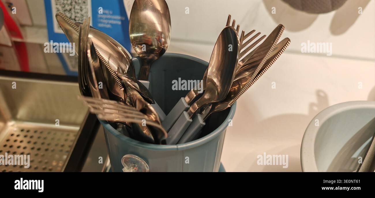 Metallbesteck-Sortiment Im Kunststoffhalter Stockfoto